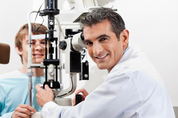 L'ophtalmologue aide à restaurer la vision