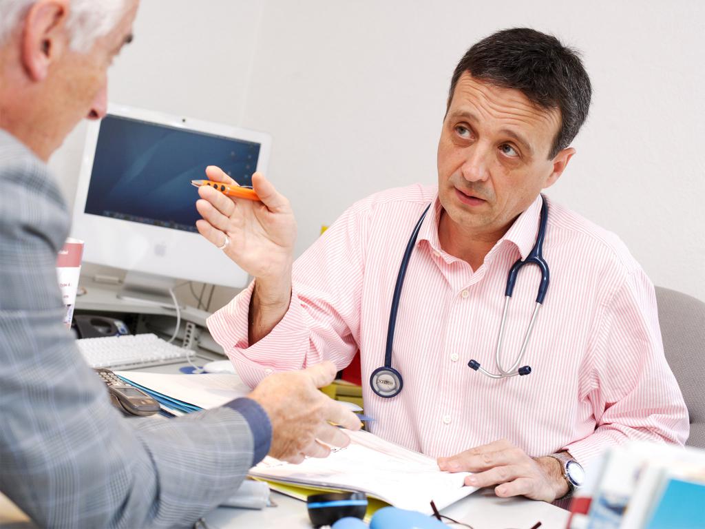 Le médecin conseille une consultation externe