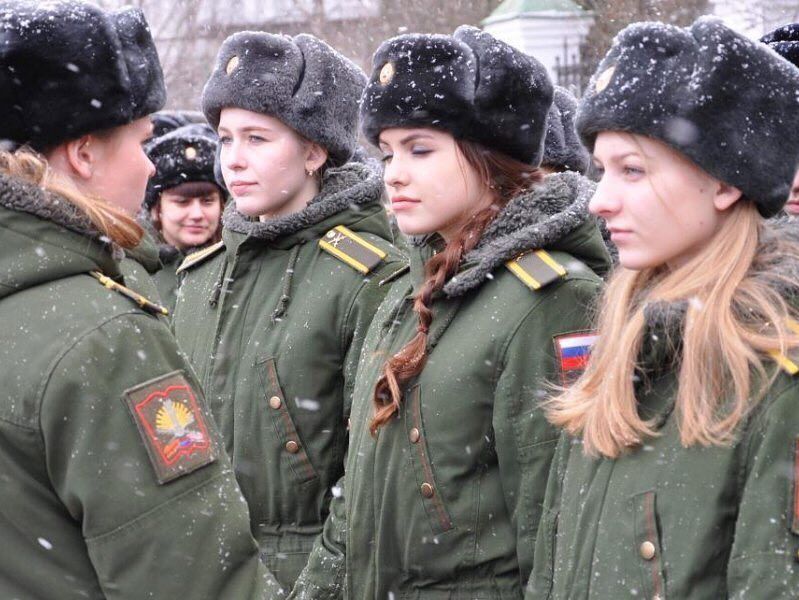Filles russes dans les rangs
