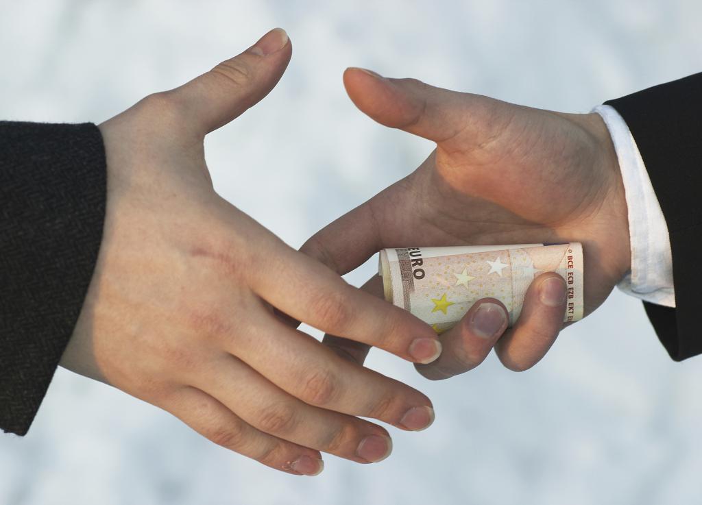 dénonciation d'une infraction de corruption