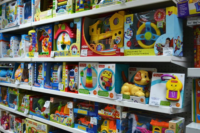 Jouets sur les étagères