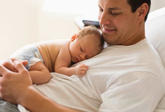 Père et enfant en congé de maternité