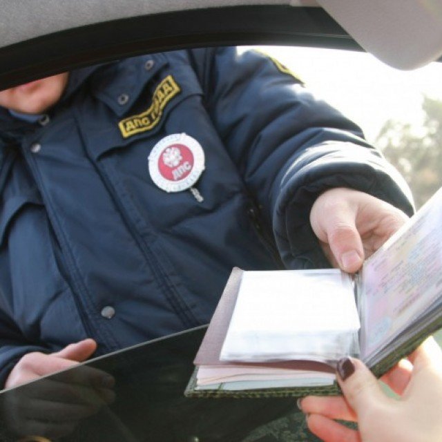 Presentation of documents to traffic police officer