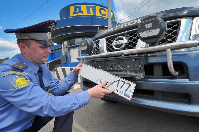 Appel à la police de la circulation pour obtenir des informations sur les numéros de plaque d'immatriculation des voitures