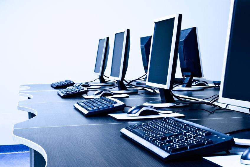 Ordinateurs sur la table