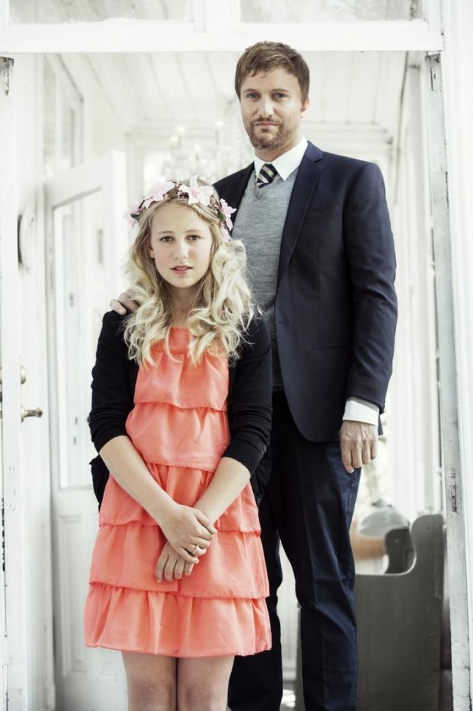 jeune mariée et homme adulte