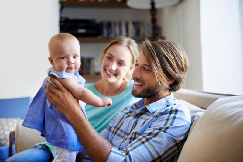 papa et maman avec un bébé