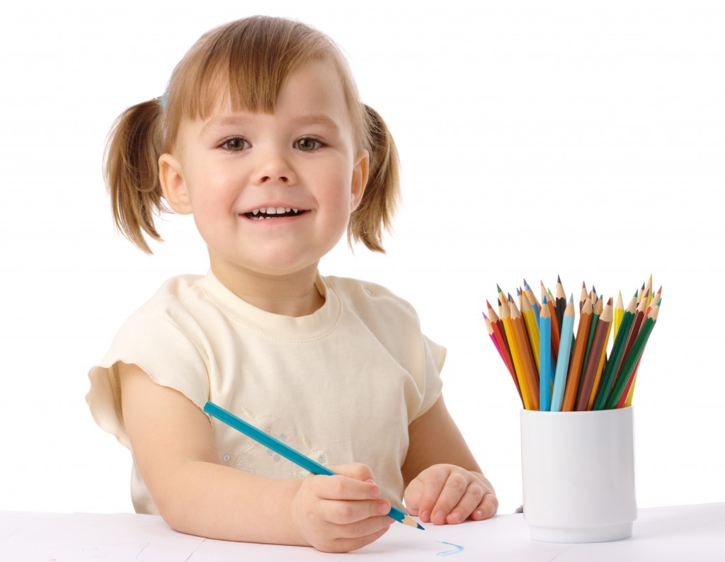 fille dessine