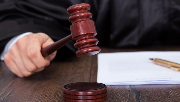 demande au tribunal