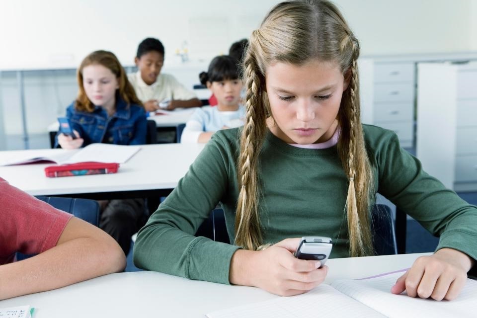 l'enseignant a pris le téléphone