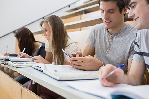 l'enseignant a pris le téléphone de l'étudiant