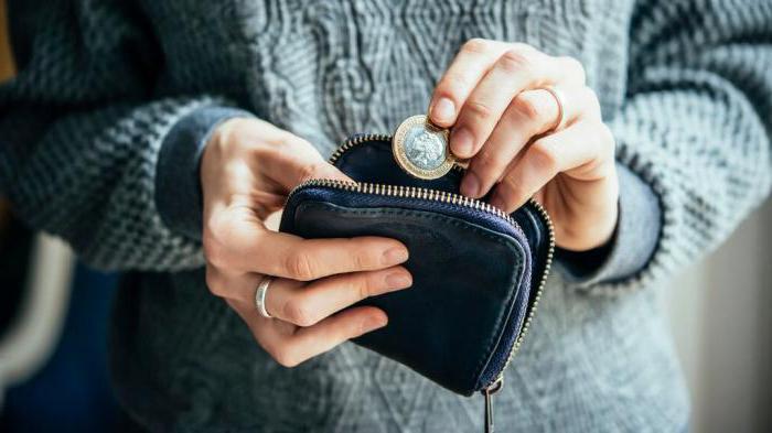  When is advance payment and salary paid in Russia?