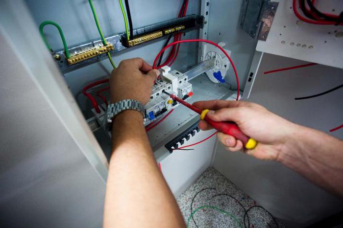 description de travail typique d'un réparateur électricien électricien