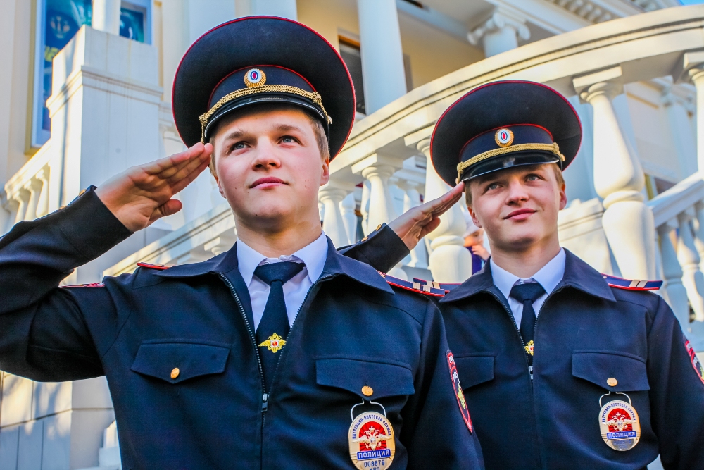 Les policiers saluent