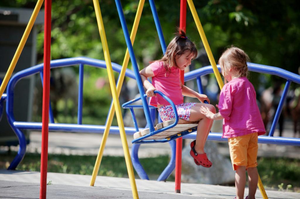 les enfants sur une balançoire