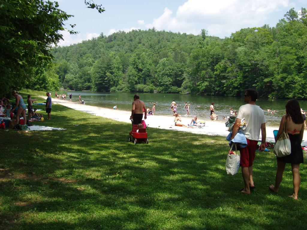 les gens vont à la rivière