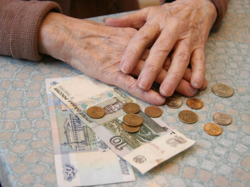 Who accrues benefits for housing and communal services to veterans of labor