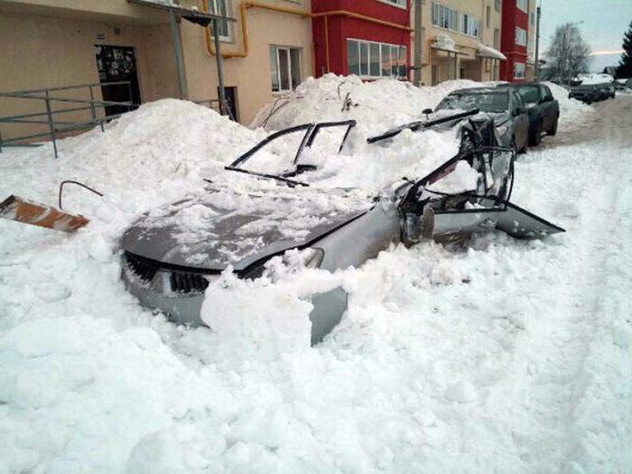 la neige est tombée sur la voiture du toit