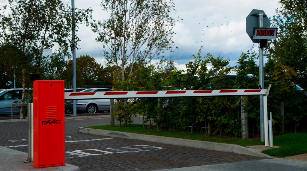 installation illégale d'une barrière dans la cour d'un immeuble résidentiel