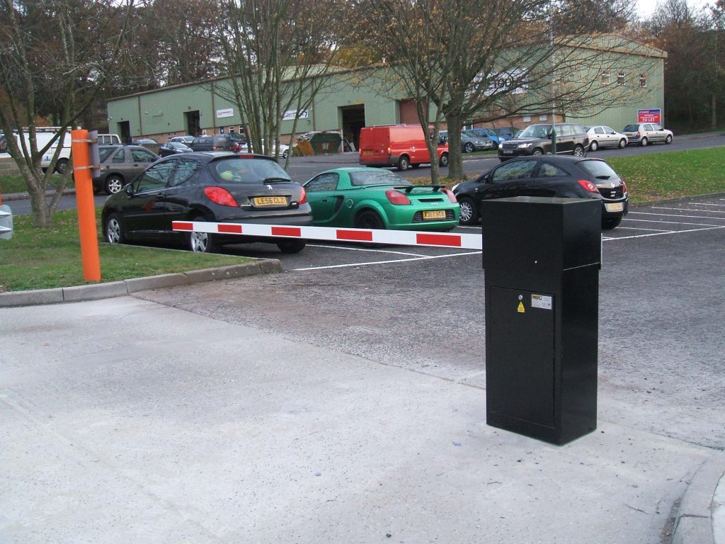 installation d'une barrière anti-vandalisme dans la cour d'un immeuble résidentiel