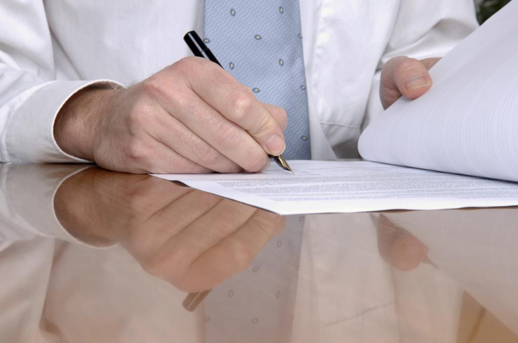 Illegal receipt and disclosure of information constituting a commercial tax or bank secret