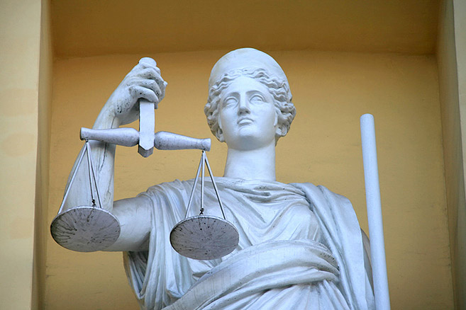 Statue sur la façade du bâtiment du Sénat