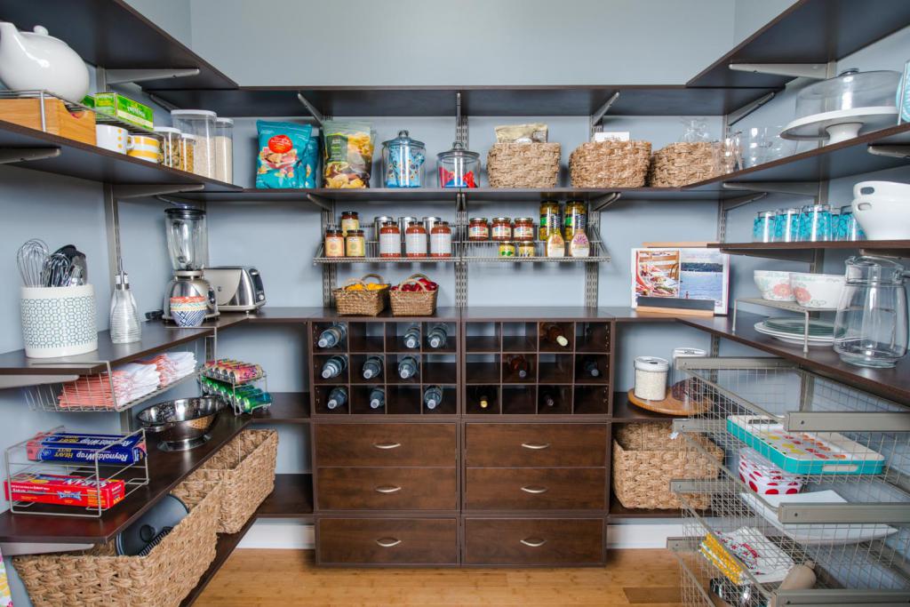 Garde-manger dans la cuisine